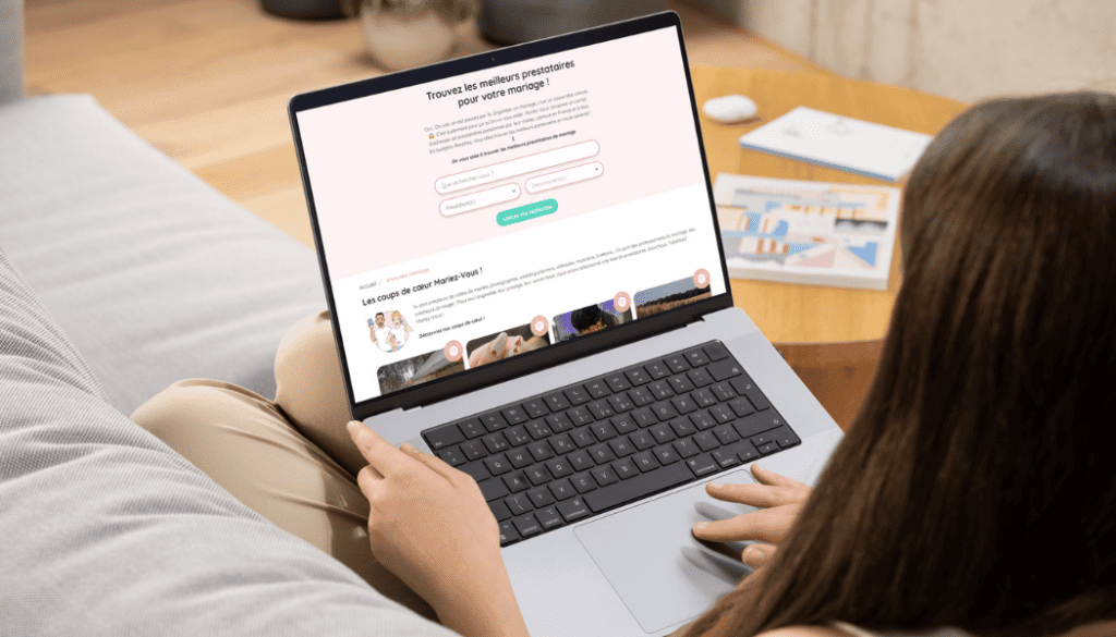 Une femme sur son ordinateur en train de regarder l'annuaire web de Mariez-Vous !