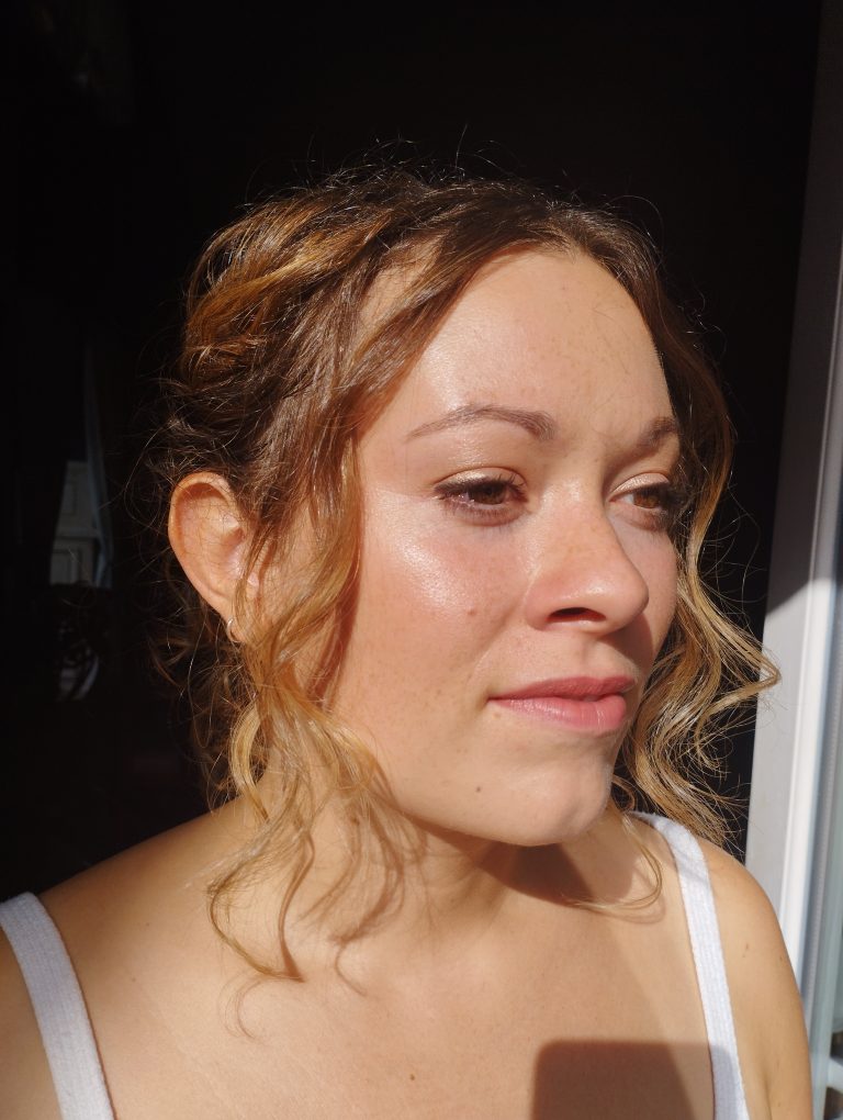 Maquillage naturel de mariée avec teint lumineux et coiffure floue