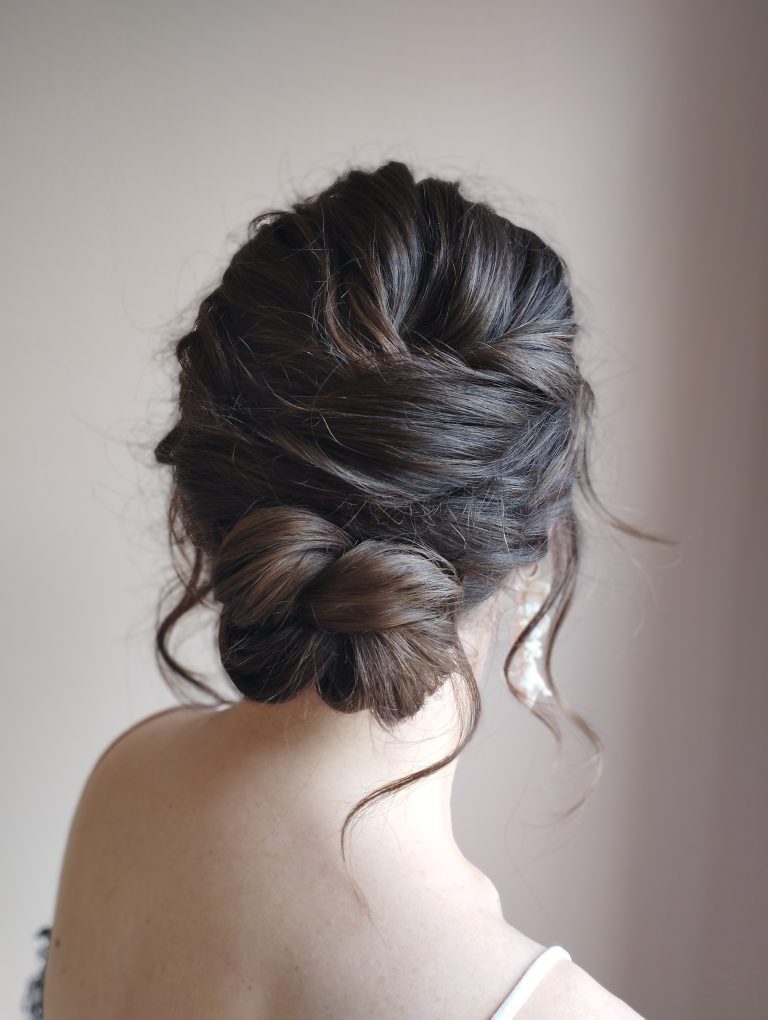 Chignon bas flou tressé pour mariage
