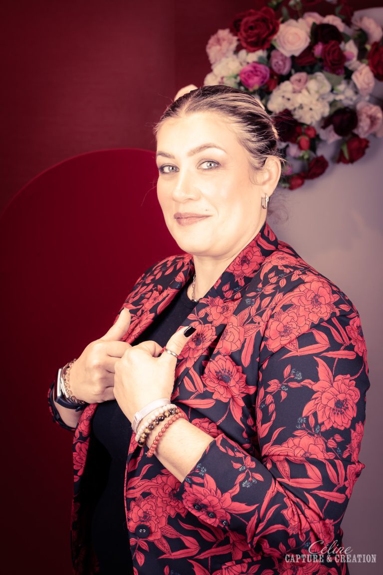 Portrait professionnel de Jessica, maquilleuse experte en beauté mariage 2025
