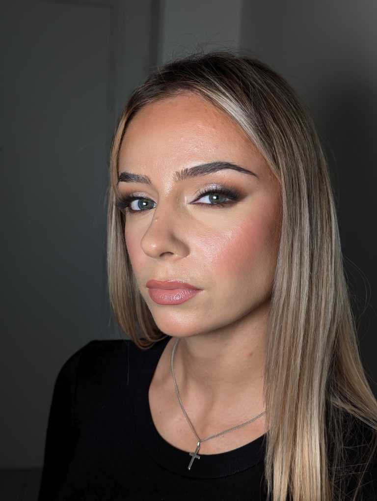 Maquillage de soirée aux yeux charbonneux et lèvres nude