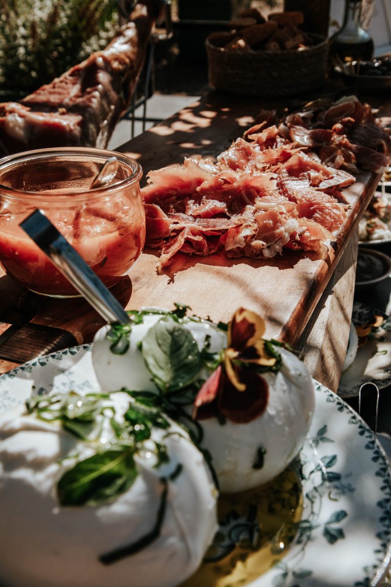 Buffet de mariage avec burrata, gaspacho et charcuterie fine, illustrant un cocktail gourmand et son impact sur le prix traiteur mariage.