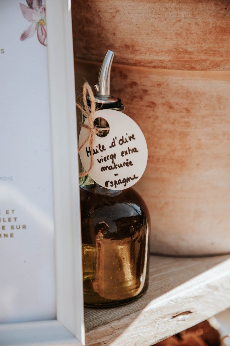 Bouteille d’huile d’olive vierge extra utilisée dans un repas de mariage, illustrant l’influence des produits haut de gamme sur le prix traiteur mariage.