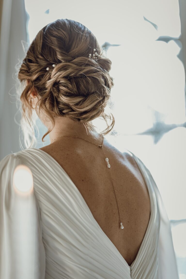 Vue rapprochée sur un collier de dos porté avec une robe en V.