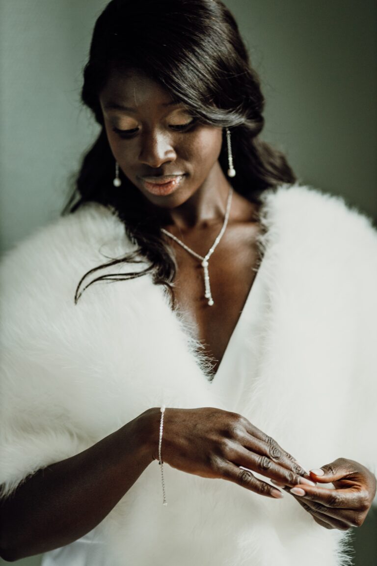 Mariée noire avec parure en perles et étole blanche.