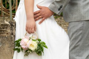 Photo d'un marié qui prend sa femme par la hanche