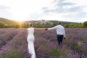 Couple de mariée pour le salon du mariage en provence