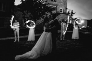 Couple de mariée pour le salon du mariage les coulisses du love