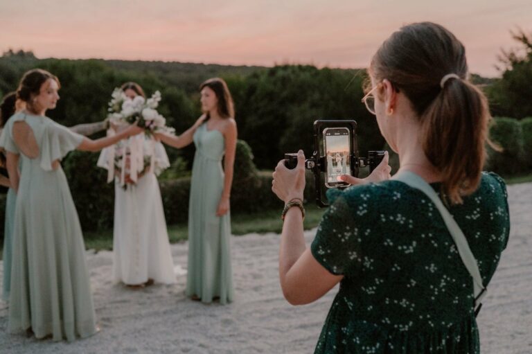 créatrice de contenu qui filme votre mariage au smartphone